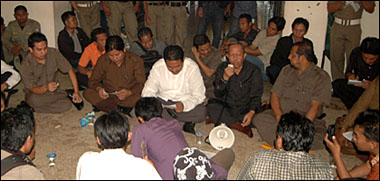 Para Anggota DPRD Kukar akhirnya berdialog dengan pengunjukrasa sambil lesehan di lantai