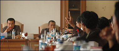 H Salehuddin (kiri) selaku pimpinan rapat dengar pendapat dengan sabar meladeni para mahasiswa yang berebut ingin menyampaikan opininya