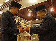 HM Yusuf AS (kanan) menyerahkan palu sidang kepada Salehudin