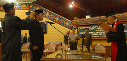 Ketua PN Tenggarong saat mengambil sumpah/janji jabatan Salehudin sebagai Ketua DPRD Kukar yang baru