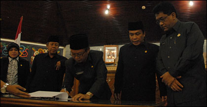 Pj Bupati Kukar Sjachruddin turut menandatangani berita acara pengesahan APBD 2009 disaksikan Pimpinan DPRD dan Sekkab HM Aswin