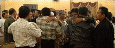 Anggota Tim Sukses Kutai Pesisir saling berpelukan setelah DPRD Kukar merestui aspirasi pembentukan Kutai Pesisir