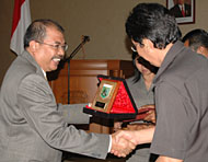 Ketua DPRD Kota Batu Mashuri Abdul Rochim menyerahkan cenderamata kepada Sekkab Kukar HM Husni Thamrin