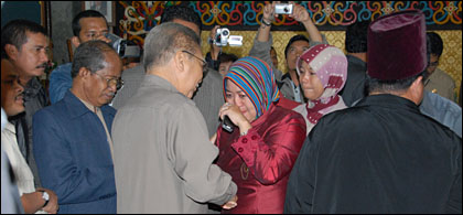 Anggota DPRD dari Fraksi Partai Golkar, Hj Mahdalena, dengan berlinang air mata menyalami Bachtiar Effendi yang telah mundur dari kursi Ketua DPRD Kukar