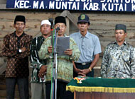 Pembacaan pernyataan sikap warga desa Jantur Selatan yang mendukung sepenuhnya H Awang Dharma Bakti sebagai Pjs Bupati Kukar