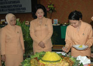 Peringatan HUT DWP Kukar ke-8 ditandai dengan pemotongan tumpeng