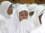 Dengan berlinangan airmata, salah seorang jamaah memanjatkan doa yang dipandu Ustadz Haryono
