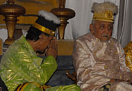 Putra Mahkota HAP Adipati Praboe Anoem Soerya Adiningrat memohon izin kepada Sultan Kutai sebelum melakukan ritual Bepelas