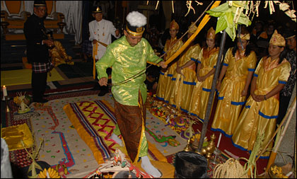 Putra Mahkota HAP Adipati Praboe Anoem Soerya Adiningrat saat melaksanakan ritual Bepelas malam keempat, Rabu (17/12) malam