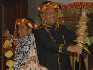 Sekkab HM Aswin (kanan) bersama Menteri Sekretaris Keraton HAR Gondo Prawiro saat menari Beganjur