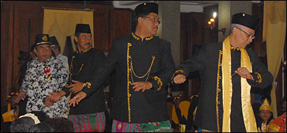 Sekkab HM Aswin bersama pejabat Muspikab Kukar dan kerabat Keraton menari bersama di akhir upacara Bepelas