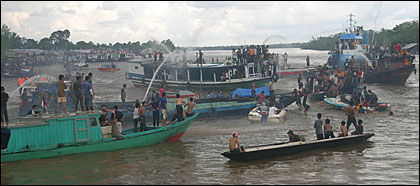 Suasana Belimbur di perairan Delta Mahakam, Desa Kutai Lama, Kecamatan Anggana, Minggu (21/12) sore