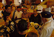 Sultan Kutai HAM Salehoeddin II (kanan) melaksanakan ritual Ketikai Lepas bersama Sekkab Kukar HM Aswin