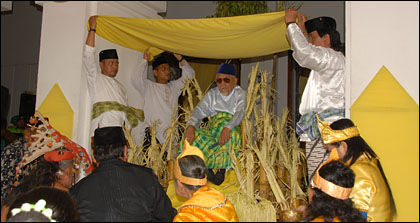Sultan Kutai H Adji Mohd Salehoeddin II saat menjalani ritual Beluluh di Keraton Kutai Kartanegara