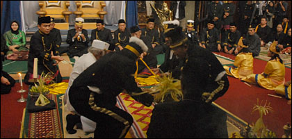 Para anggota Kerabat Kesultanan Kutai dan tokoh masyarakat saat melakukan ritual Mendirikan Ayu
