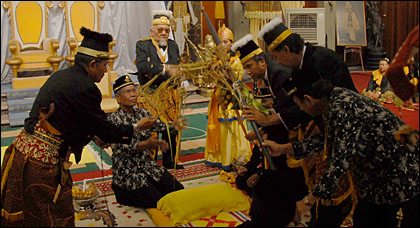 Suasana upacara Merebahkan Ayu di Keraton Kutai Kartanegara, Senin (22/12) kemarin