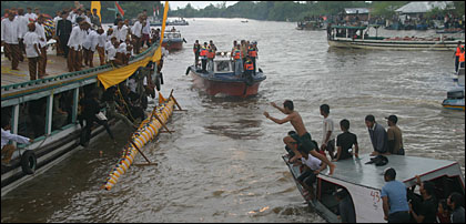Suasana upacara Mengulur Naga di perairan Delta Mahakam, Kutai Lama, Kecamatan Anggana, Minggu (21/12) lalu