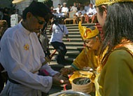 Putra Mahkota HAP Adipati Praboe Anoem Soerya Adiningrat menjalani ritual tepong tawar sebelum memimpin pemberangkatan Naga Erau ke Kutai Lama