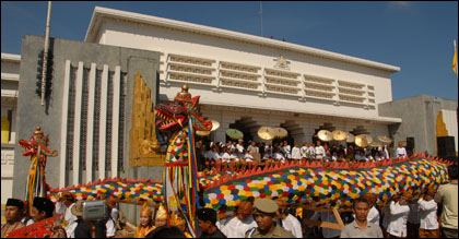 Dua replika Naga Erau saat diberangkatkan dari Keraton menuju Kutai Lama