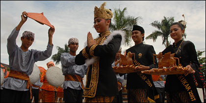 Cucu Sultan Kutai Aji Melinda Delynasari berjalan menuju tribun kehormatan didampingi Duta Wisata Kukar