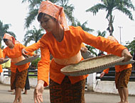 Tarian Rakyat Bersembah menggambarkan tentang kehidupan masyarakat Kutai yang tengah bekerja dengan penuh semangat