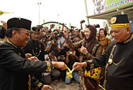 Menbudpar RI Jero Wacik (kiri) melaksanakan ritual Ketikai Lepas bersama Gubernur Kaltim Awang Faroek IShak 