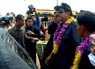 Bupati Kukar H Syaukani HR saat menandatangani prasasti perluasan fasilitas pabrik pengolahan dan pembekuan udang milik PT SSM Anggana
