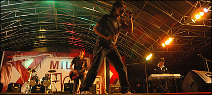 Penampilan Paranoid Band dalam babak final Salute to Slank Music Festival tadi malam