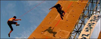 Suasana duel partai final kategori Speed Putra 16-17 yang sangat seru antara M Yusnaidi dari Bontang (kiri) dan M Aidil dari Kukar. Emas pada nomor ini akhirnya berhasil direbut Yusnaidi.