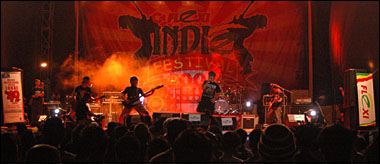 Penutupan Flexi Indie Festival dimeriahkan dengan penampilan grup The Pistol dari Tenggarong