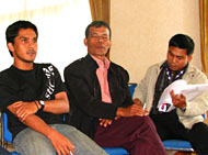 Sekretaris LPPD Rusliady (kanan) meminta agar Pemkab Kukar legowo dan mentaati perintah PTUN