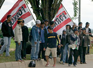 Suasana aksi demo Forkot Kukar didepan Kantor Ranting PLN Tenggarong tadi siang