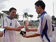 Ketua DPRD Kukar Rahmat Santoso (kiri) menyerahkan piala kepada Kaptem Tim DPRD B Dody