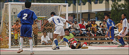 Pemain nomor punggung 3 DPRD B, Mulyanto, saat berhadapan dengan kiper Pesut Samarinda