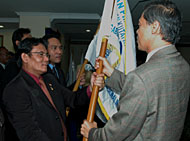 Ketua Gapensi Kukar HB Syaiful Anwar IB (kiri) menerima bendera organisasi secara simbolis dari Ketua Gapensi Provinsi Kaltim H Syahrun