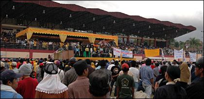 Suasana Stadion Rondong Demang yang dipadati massa pendukung Syaukani-Samsuri dari berbagai pelosok di Kukar