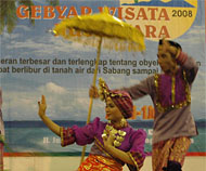 Penampilan personil Sanggar Seni Kumala berhasil meraih penghargaan sebagai Terbaik IV Festival Seni & Budaya Nusantara