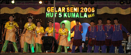 Penampilan para penari Sanggar Seni Kumala yang membawakan Tari Jepen Pergaulan