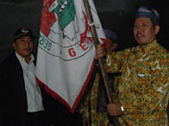 Ketua Korwil GEPAK Tenggarong Seberang Zainuddin menerima bendera organisasi dari Baharuddin