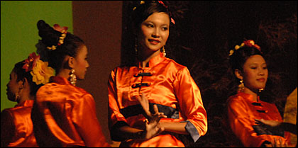 Penampilan para remaja anggota GePe2 membawakan Tari Jepen Kanak Bini