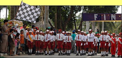 Suasana pelepasan peserta Lomba Gerak Jalan didepan Monumen Pancasila, Tenggarong, tadi siang