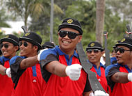 Gaya para anggota Purna Paskibraka Indonesia Kukar dengan memanggul senapan kayu