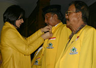 Ketua DPD Partai Golkar Kukar Rita Widyasari (kiri) menyematkan pin kepada sesepuh Partai Golkar Kukar