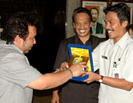 Assisten II Pemkab Kukar Dr H A R Muh Haryanto Bachroel ketika menyerahkan cenderamata kepada Drs H Moh Qosim MSi disaksikan Ketua Komisi D DPRD Gresik