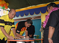 Wabup H Samsuri Aspar (kanan) menyaksikan penandatanganan MoU antara pihak PT Trikomsel Multimedia dengan PT Indosat Area Kalimantan