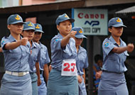 Para siswi SLTA yang dengan penuh semangat mengikuti Lomba Gerak Jalan