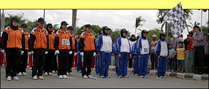 Plt Sekkab Kukar HM Husni Thamrin (kanan) melepas keberangkatan peserta Lomba Gerak Jalan, Jum