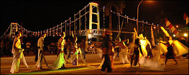 Atraksi seni di jalanan oleh Gubang Dance Community diakhiri di kawasan Jembatan Kartanegara, Tenggarong