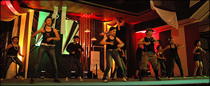 Penampilan para personel Sanggar Tari Gubang membawakan tari kreasi modern di gedung Serapo LPKK, Tenggarong, Sabtu (21/07) malam