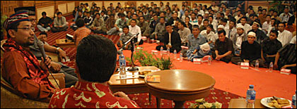 Habiburrahman El Shirazy ketika tampil sebagai pembicara utama pada acara Bincang-Bincang di Hotel Singgasana Tangga Arung, Tenggarong, kemarin siang